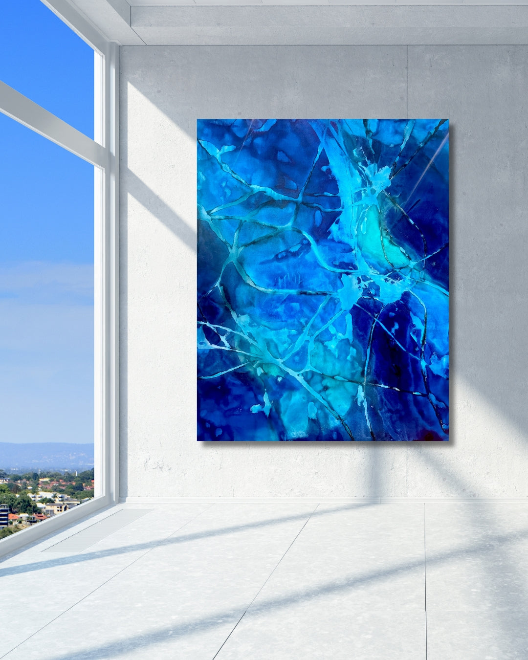 Abstraktes Acrylbild in leuchtendem Blau mit netzartigen Strukturen, „Through the blue“ von Sabine Hoch-Himmighofen.