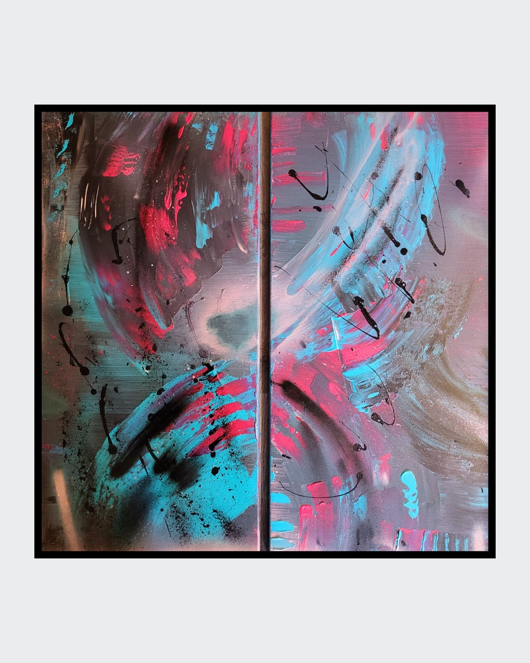 Abstraktes Acryl-Diptychon "Ice and Fire" von Sandra Conrad, bestehend aus zwei Leinwänden. Die Komposition zeigt einen intensiven Kontrast zwischen leuchtendem Cyan-Blau und Neon-Pink auf einem dunklen, grauen und schwarzen Hintergrund.