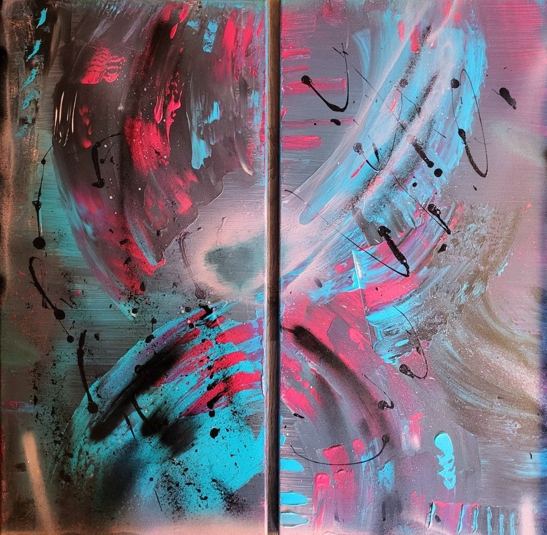 Abstraktes Acryl-Diptychon "Ice and Fire" von Sandra Conrad, bestehend aus zwei Leinwänden. Die Komposition zeigt einen intensiven Kontrast zwischen leuchtendem Cyan-Blau und Neon-Pink auf einem dunklen, grauen und schwarzen Hintergrund.