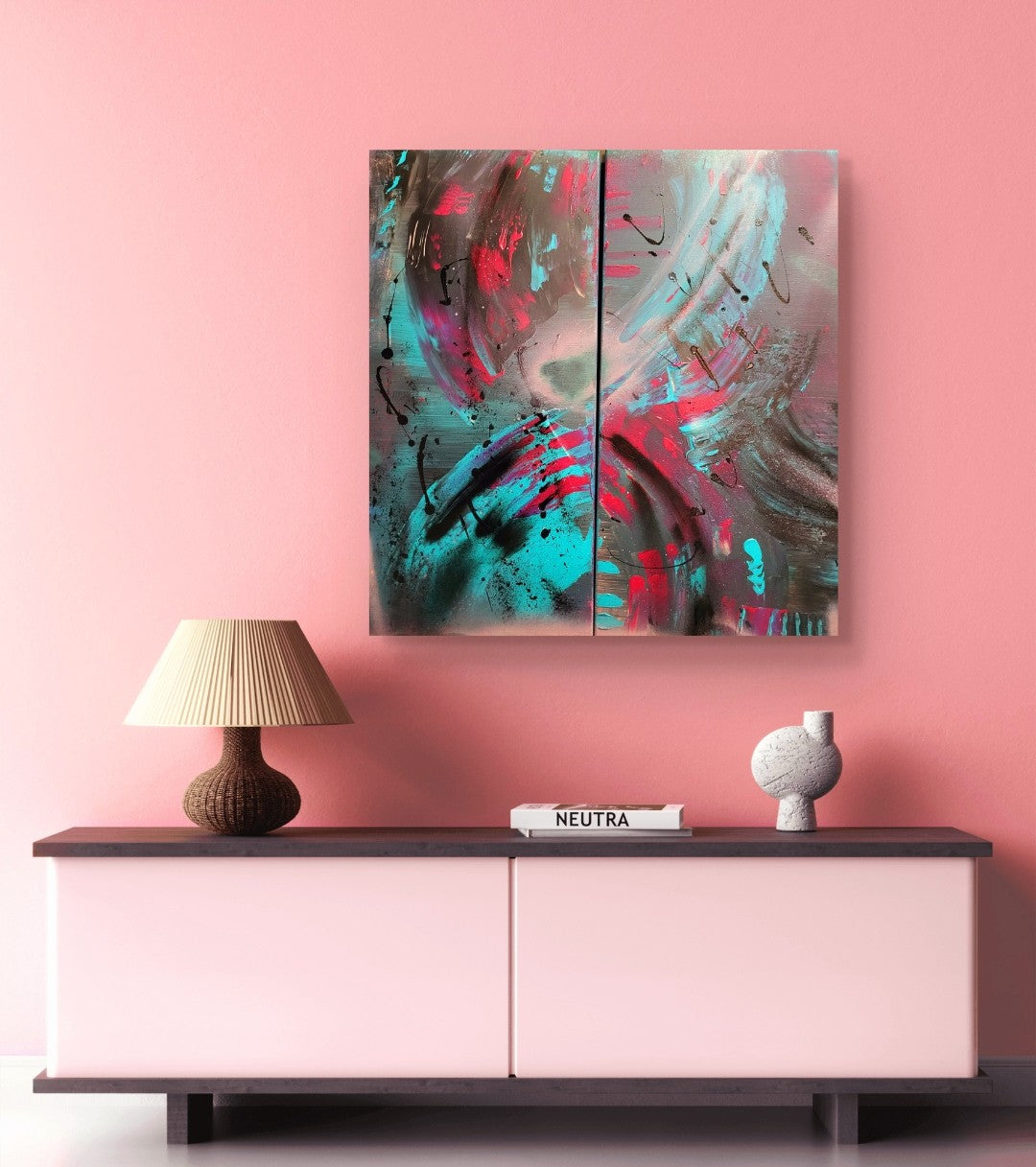 Abstraktes Acryl-Diptychon "Ice and Fire" von Sandra Conrad, bestehend aus zwei Leinwänden. Die Komposition zeigt einen intensiven Kontrast zwischen leuchtendem Cyan-Blau und Neon-Pink auf einem dunklen, grauen und schwarzen Hintergrund.
