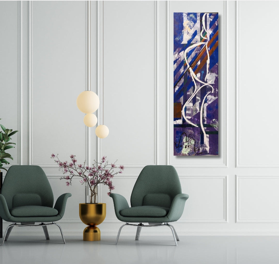 Ein hochformatiges, abstraktes Gemälde von Simone Kratzsch in Blau-, Weiß- und Brauntönen hängt an einer weißen Wand über zwei grünen Sesseln und einem goldenen Pflanzgefäß mit Blütenzweigen. Angeboten bei FEMARTSPACE.