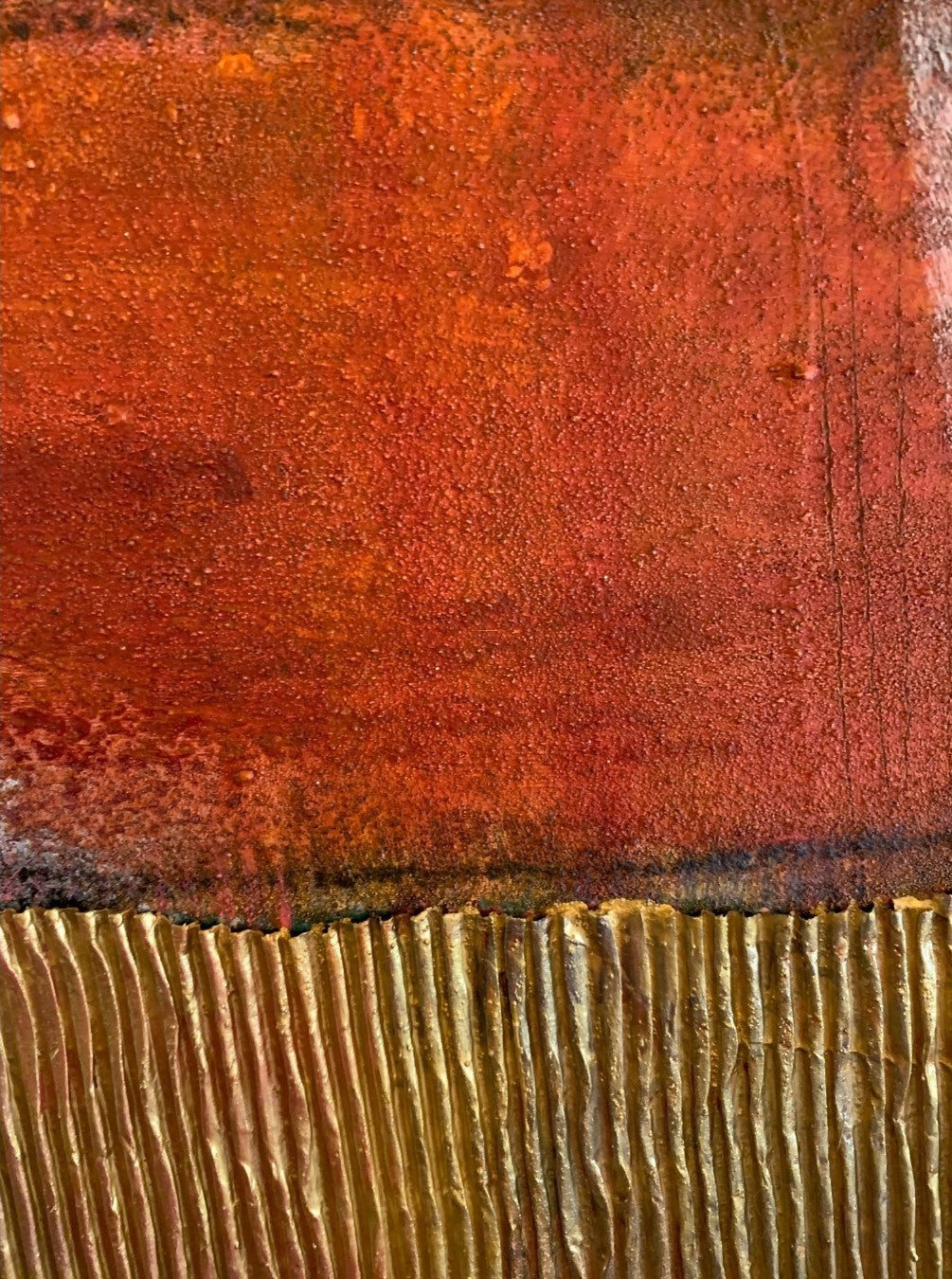 Abstraktes Gemälde „Abstractart 2“ von Susanne Schwartinsky-Probst, Acryl auf Leinwand, 90 x 60 cm, Komposition in Rostrot, Grau, Gold und Grün mit strukturierter Oberfläche.