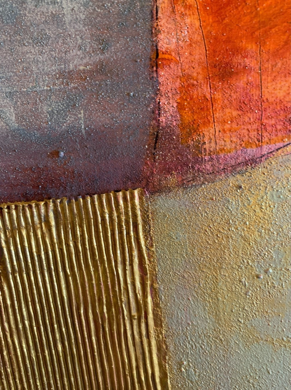 Abstraktes Gemälde „Abstractart 2“ von Susanne Schwartinsky-Probst, Acryl auf Leinwand, 90 x 60 cm, Komposition in Rostrot, Grau, Gold und Grün mit strukturierter Oberfläche.