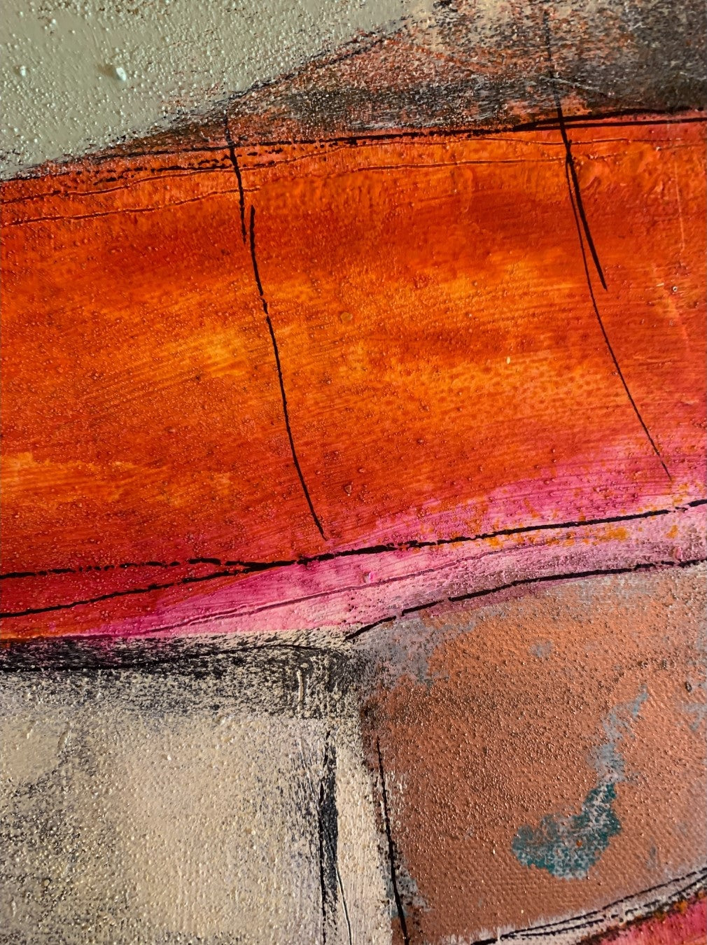 Abstraktes Gemälde „Abstractart 2“ von Susanne Schwartinsky-Probst, Acryl auf Leinwand, 90 x 60 cm, Komposition in Rostrot, Grau, Gold und Grün mit strukturierter Oberfläche.