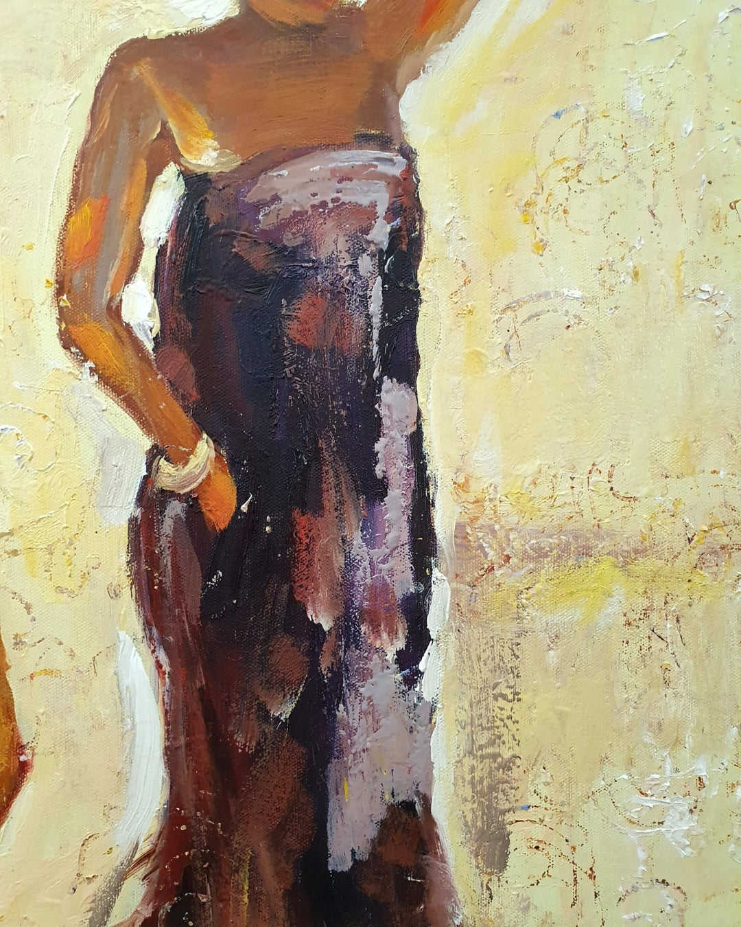 Das Gemälde Die Frauen von Vadim Lazarev zeigt eine Gruppe von Frauen mit großen Körben auf dem Kopf, in fließenden Gewändern und warmen Sandtönen. Ihre Gesichtszüge sind bewusst abstrahiert, sodass der Fokus auf der Bewegung und dem Ausdruck der Figuren liegt. Die Textur des Farbauftrags und sanfte, impressionistische Lichtreflexe verleihen dem Werk eine lebendige Tiefe. Eine Hommage an Weiblichkeit, Gemeinschaft und Tradition.