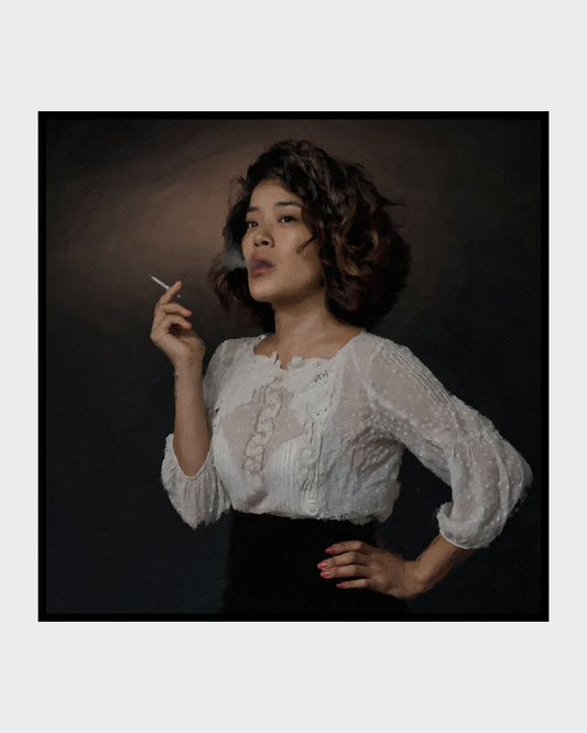 Das Kunstwerk "Zwischenzug" von nostrokesbitte ist ein fotorealistisches, digitales Gemälde. Es zeigt ein quadratisches Porträt einer Frau, die eine Zigarette raucht. Gekleidet in eine weiße Bluse und einen dunklen Rock, blickt sie zur Seite, während Rauch aufsteigt. Die Komposition mit gedeckten Farben ist auf Leinwand gedruckt und in einer limitierten Edition in der Online-Galerie FEMARTSPACE erhältlich.