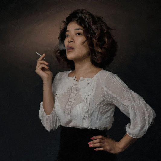 Das Kunstwerk "Zwischenzug" von nostrokesbitte ist ein fotorealistisches, digitales Gemälde. Es zeigt ein quadratisches Porträt einer Frau, die eine Zigarette raucht. Gekleidet in eine weiße Bluse und einen dunklen Rock, blickt sie zur Seite, während Rauch aufsteigt. Die Komposition mit gedeckten Farben ist auf Leinwand gedruckt und in einer limitierten Edition in der Online-Galerie FEMARTSPACE erhältlich.