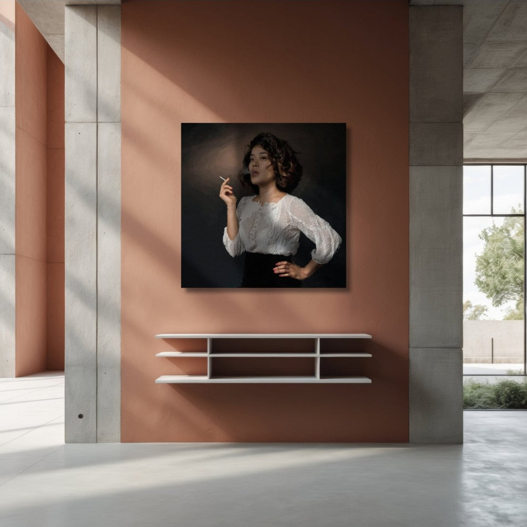 Das Kunstwerk "Zwischenzug" von nostrokesbitte ist ein fotorealistisches, digitales Gemälde. Es zeigt ein quadratisches Porträt einer Frau, die eine Zigarette raucht. Gekleidet in eine weiße Bluse und einen dunklen Rock, blickt sie zur Seite, während Rauch aufsteigt. Die Komposition mit gedeckten Farben ist auf Leinwand gedruckt und in einer limitierten Edition in der Online-Galerie FEMARTSPACE erhältlich.