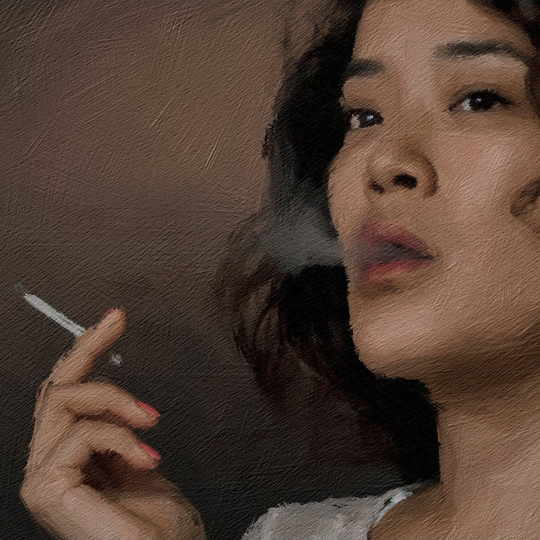 Das Kunstwerk "Zwischenzug" von nostrokesbitte ist ein fotorealistisches, digitales Gemälde. Es zeigt ein quadratisches Porträt einer Frau, die eine Zigarette raucht. Gekleidet in eine weiße Bluse und einen dunklen Rock, blickt sie zur Seite, während Rauch aufsteigt. Die Komposition mit gedeckten Farben ist auf Leinwand gedruckt und in einer limitierten Edition in der Online-Galerie FEMARTSPACE erhältlich.