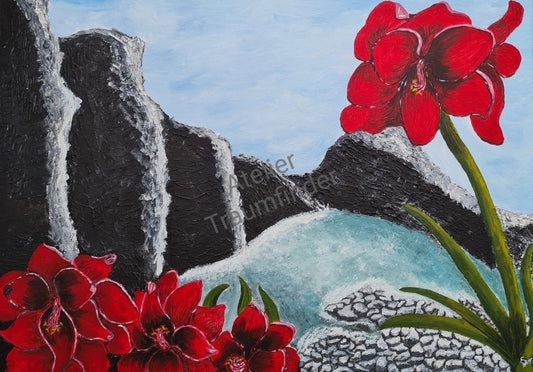 "Sinfonie" von Esther Janssen.  Querformatiges Gemälde mit roter Blüte im Vordergrund, schwarzem Felsen im Hintergrund und blauem Himmel. Rote Blüten am unteren Bildrand und ein See in der Mitte.