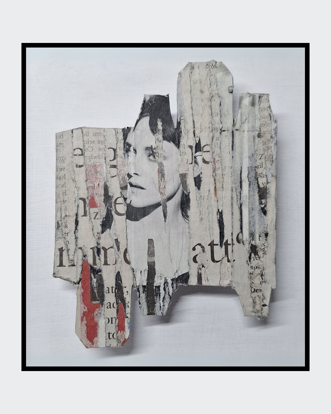 „Newspapercollage 3“ von Monika Schiwy-Jessen, experimentelle Collage aus Zeitungsschichten auf recycelter Verpackung, 20x20x3 cm, gerahmt in Holz.