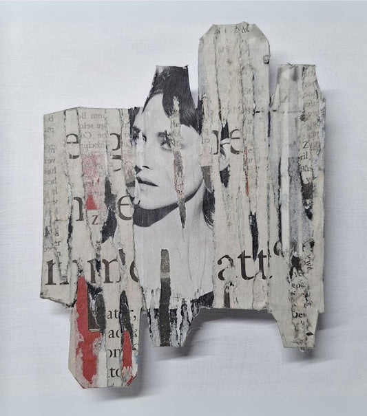 „Newspapercollage 3“ von Monika Schiwy-Jessen, experimentelle Collage aus Zeitungsschichten auf recycelter Verpackung, 20x20x3 cm, gerahmt in Holz.