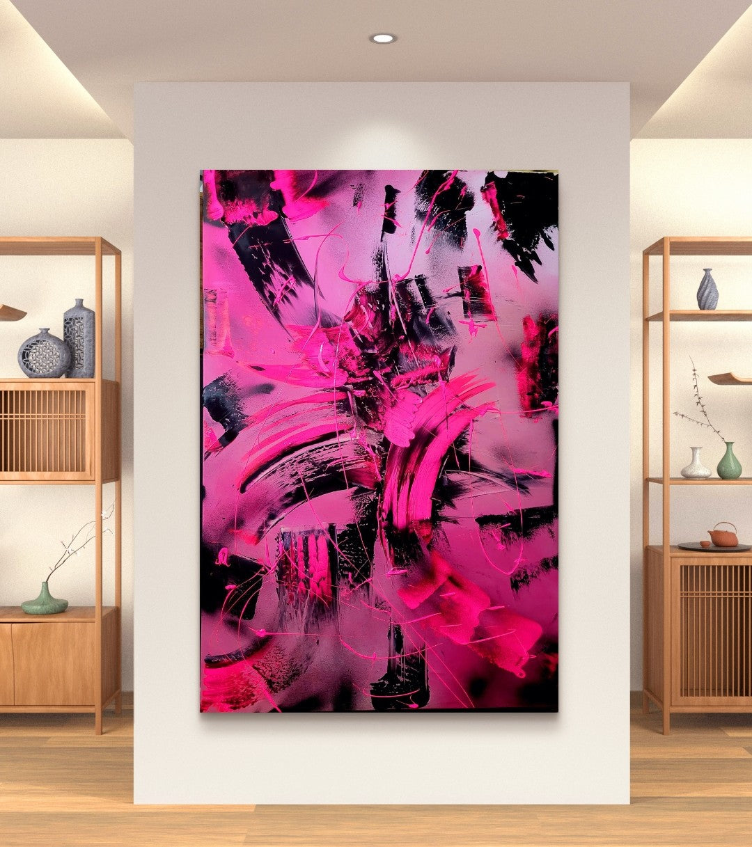 Großformatiges, vertikales abstraktes Acrylgemälde "Pink fight" von Sandra Conrad, das von expressiven, kämpferischen Pinselstrichen in leuchtendem, fluoriszierendem Pink und Schwarz dominiert wird.