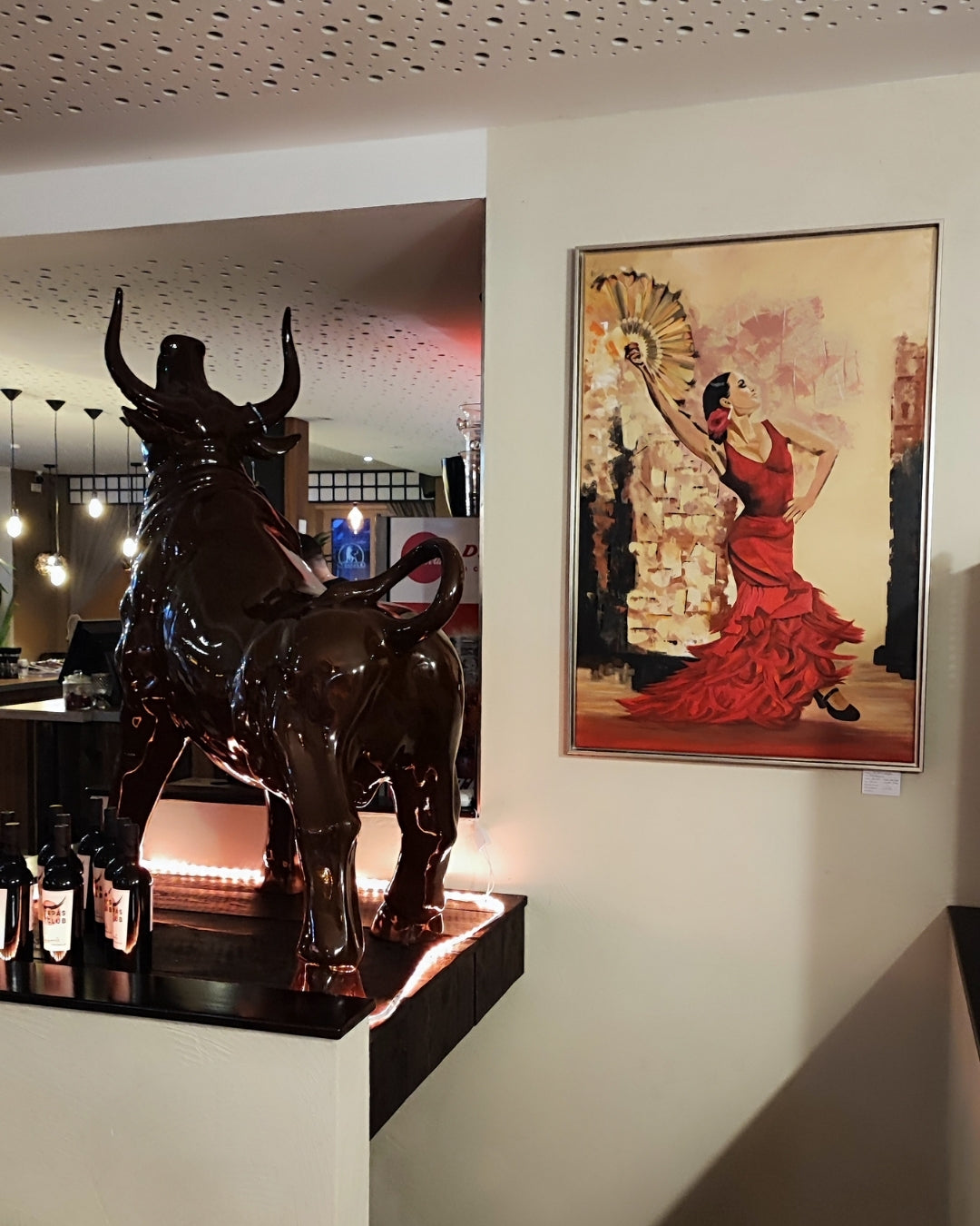 Acrylgemälde 'Flamenco' von Smillya Dartsch. Eine dynamische Darstellung des Flamenco-Tanzes. Die Farben sind lebhaft und ausdrucksstark, mit wirbelnden Linien und Formen, die die Bewegung des Tanzes einfangen. Die Signatur der Künstlerin ist deutlich erkennbar. Das Gemälde ist auf einem Keilrahmen mit den Maßen 124x84 cm gefertigt