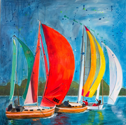 Acrylgemälde "sail away" von Susann Versteegen (FEMARTSPACE) im Urban Art Stil. Eine Gruppe von Segelbooten mit farbenfrohen Segeln (rot, grün, gelb) rast über blaues Wasser unter einem spritzenden Himmel.