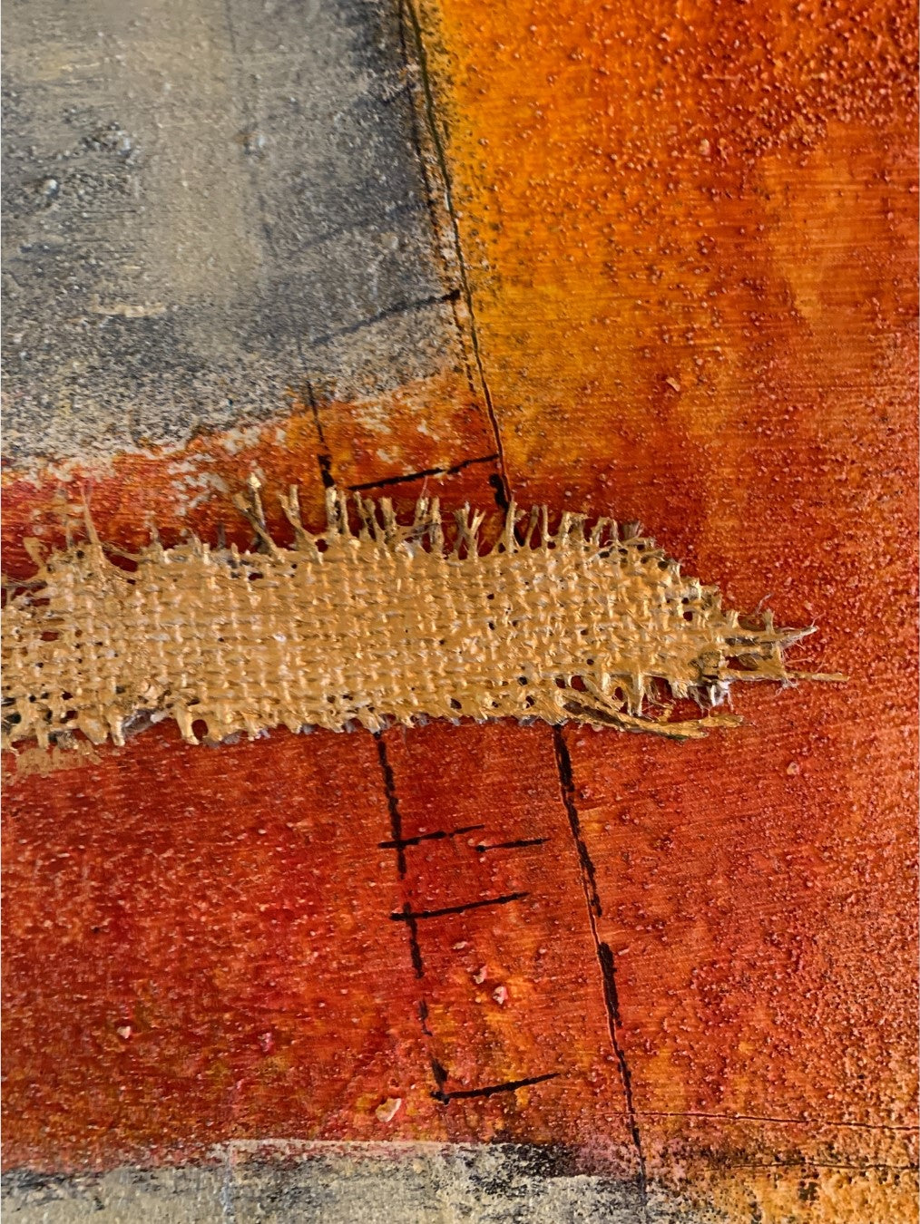 Abstraktes Gemälde „Abstractart 3“ von Susanne Schwartinsky-Probst, Acryl auf Leinwand, 90 x 60 cm, mit rotem, gelbem und grauem Farbfeld, Goldstruktur und Textilfragment.