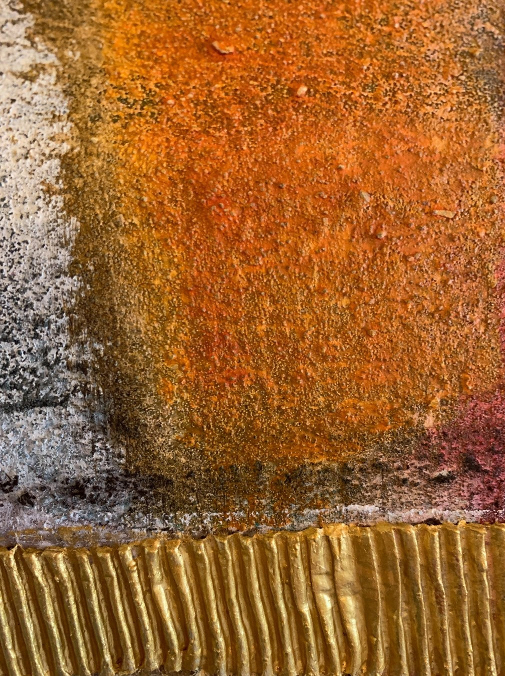 Abstraktes Gemälde „Abstractart 3“ von Susanne Schwartinsky-Probst, Acryl auf Leinwand, 90 x 60 cm, mit rotem, gelbem und grauem Farbfeld, Goldstruktur und Textilfragment.