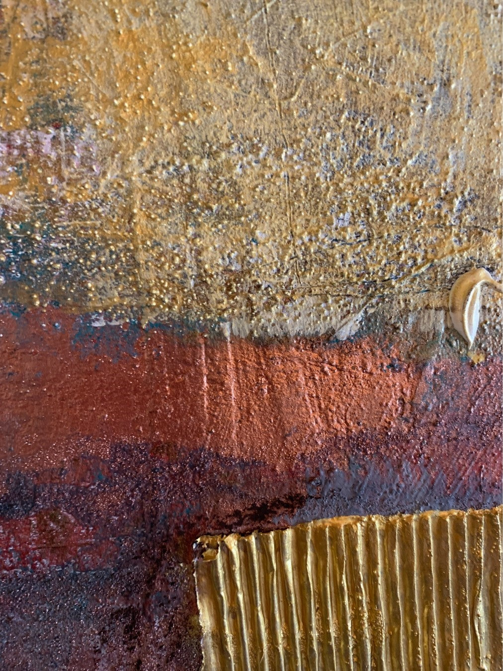 Abstraktes Gemälde „Abstractart 3“ von Susanne Schwartinsky-Probst, Acryl auf Leinwand, 90 x 60 cm, mit rotem, gelbem und grauem Farbfeld, Goldstruktur und Textilfragment.