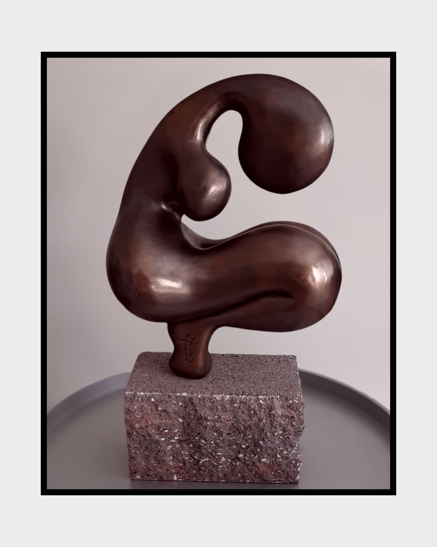 Bronze patinierte Skulptur 'Neris' von Amos Plaut. Abstrakte, organische Form auf einem rechteckigen Steinsockel. Höhe 26 cm.