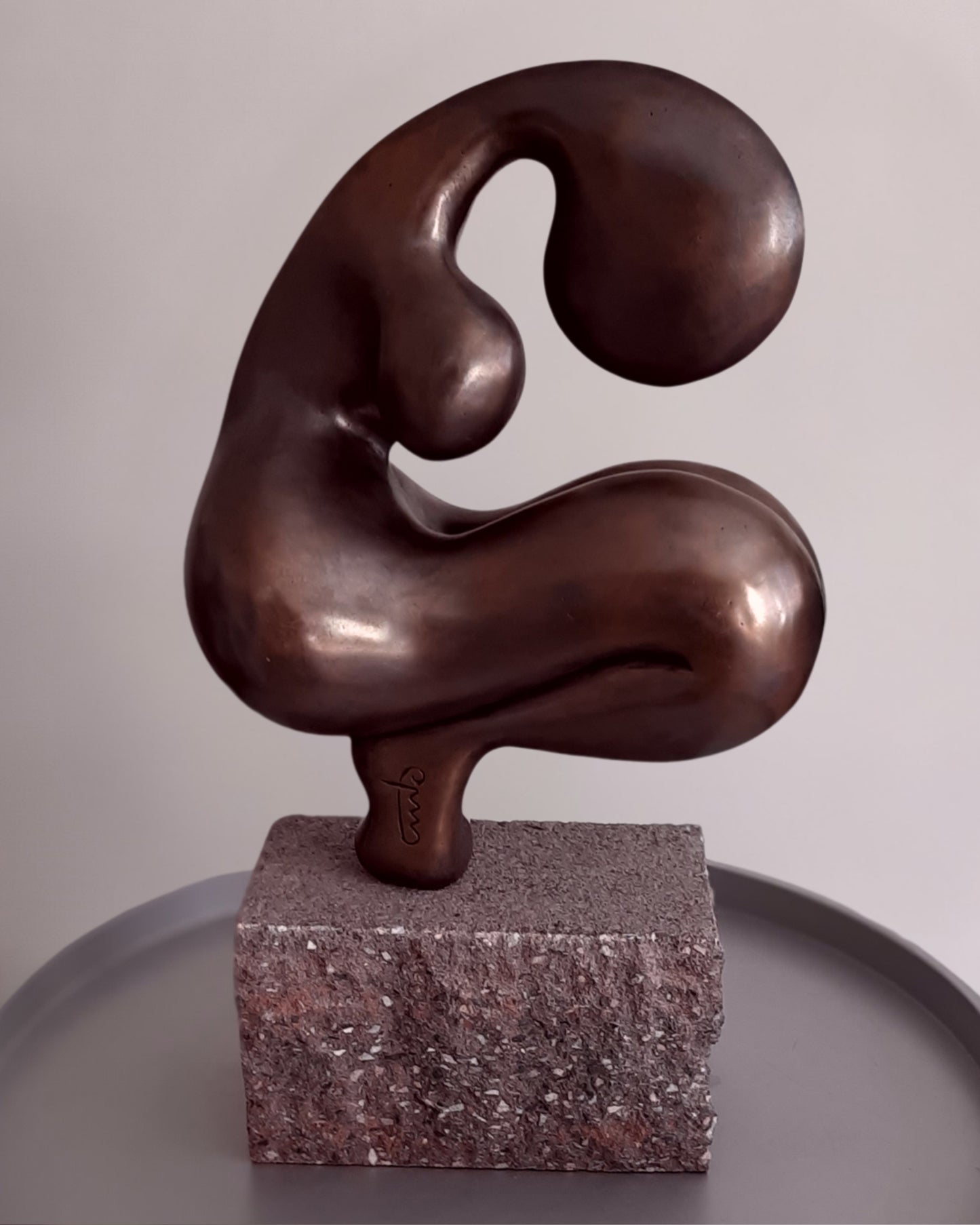 Bronze patinierte Skulptur 'Neris' von Amos Plaut. Abstrakte, organische Form auf einem rechteckigen Steinsockel. Höhe 26 cm.