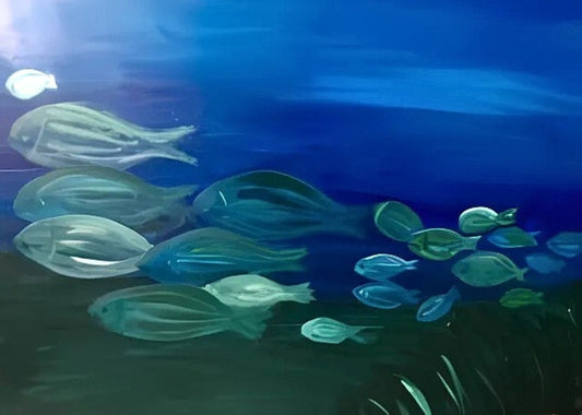 Gemälde "Fischschwarm" von Federica, Acryl auf Leinwand, 80x60 cm. Darstellung eines Fischschwarms in verschiedenen Blautönen auf dunklem Hintergrund.
