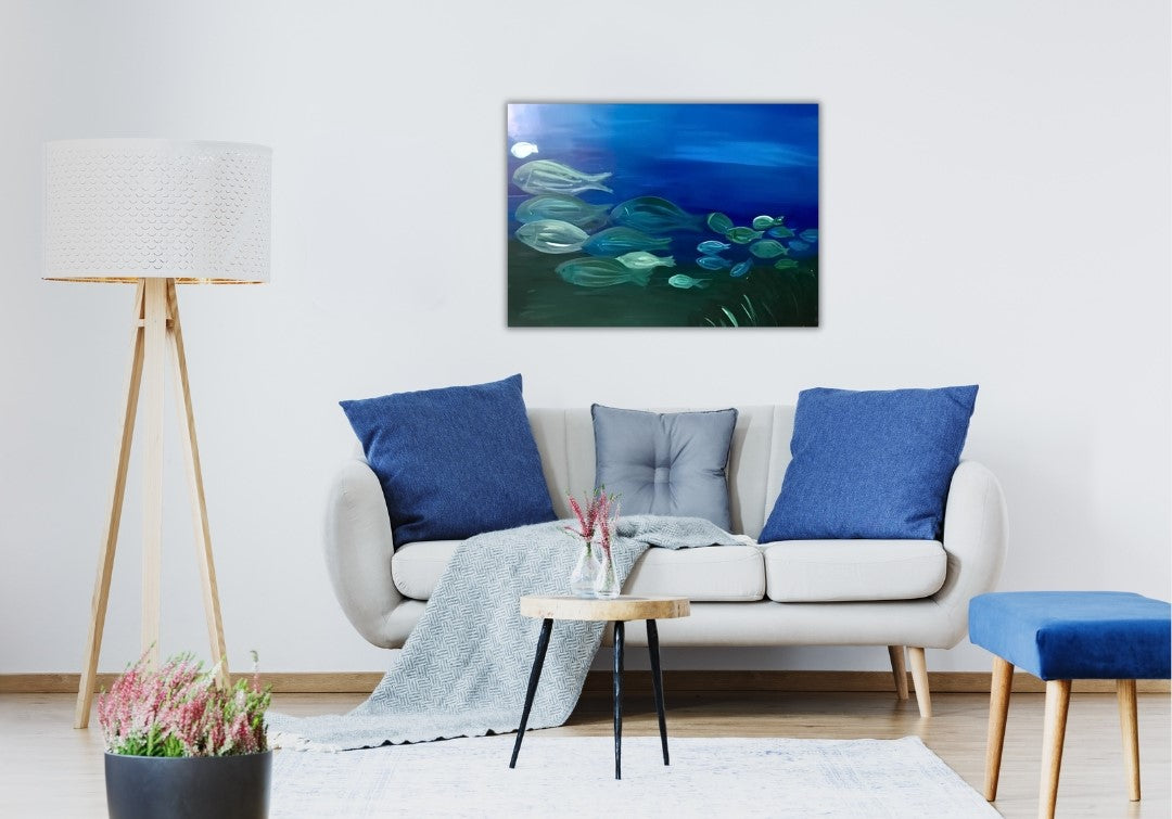 Gemälde "Fischschwarm" von Federica, Acryl auf Leinwand, 80x60 cm. Darstellung eines Fischschwarms in verschiedenen Blautönen auf dunklem Hintergrund.