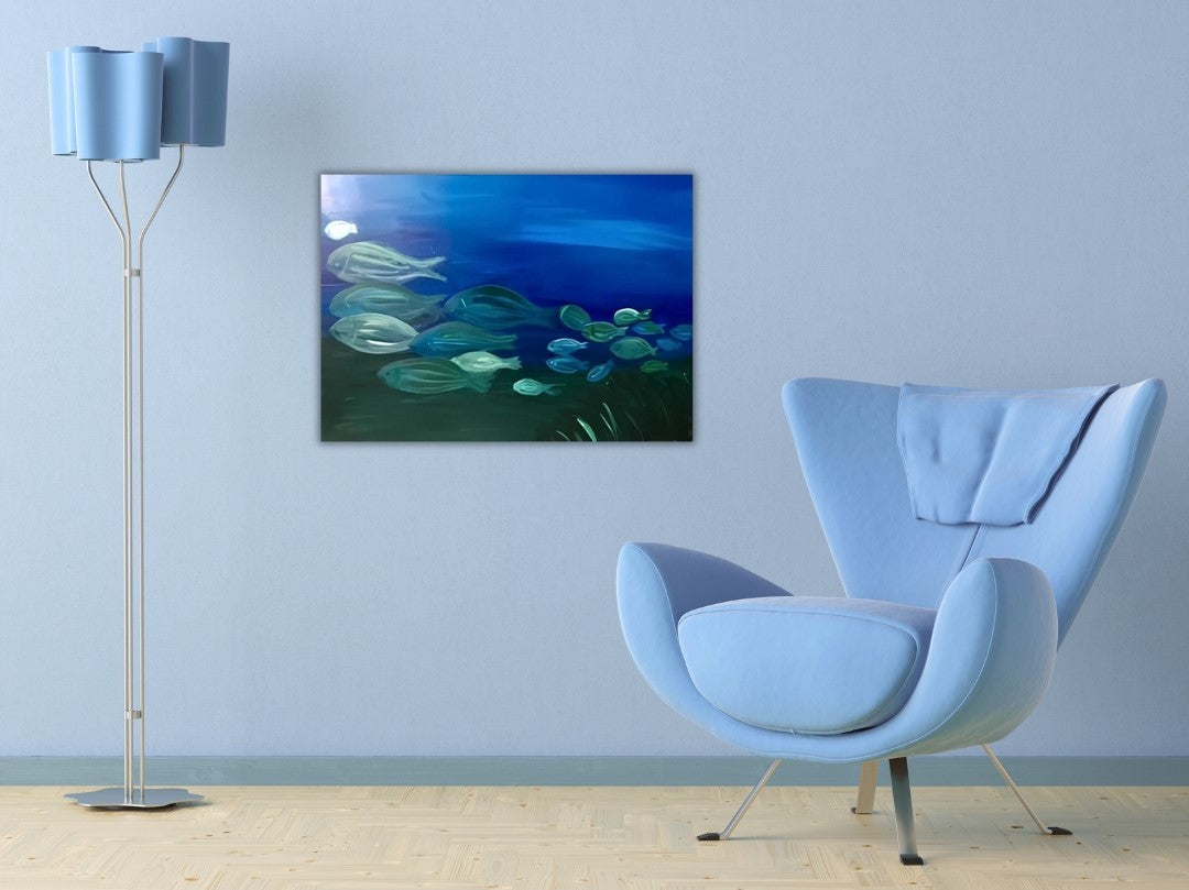 Gemälde "Fischschwarm" von Federica, Acryl auf Leinwand, 80x60 cm. Darstellung eines Fischschwarms in verschiedenen Blautönen auf dunklem Hintergrund.