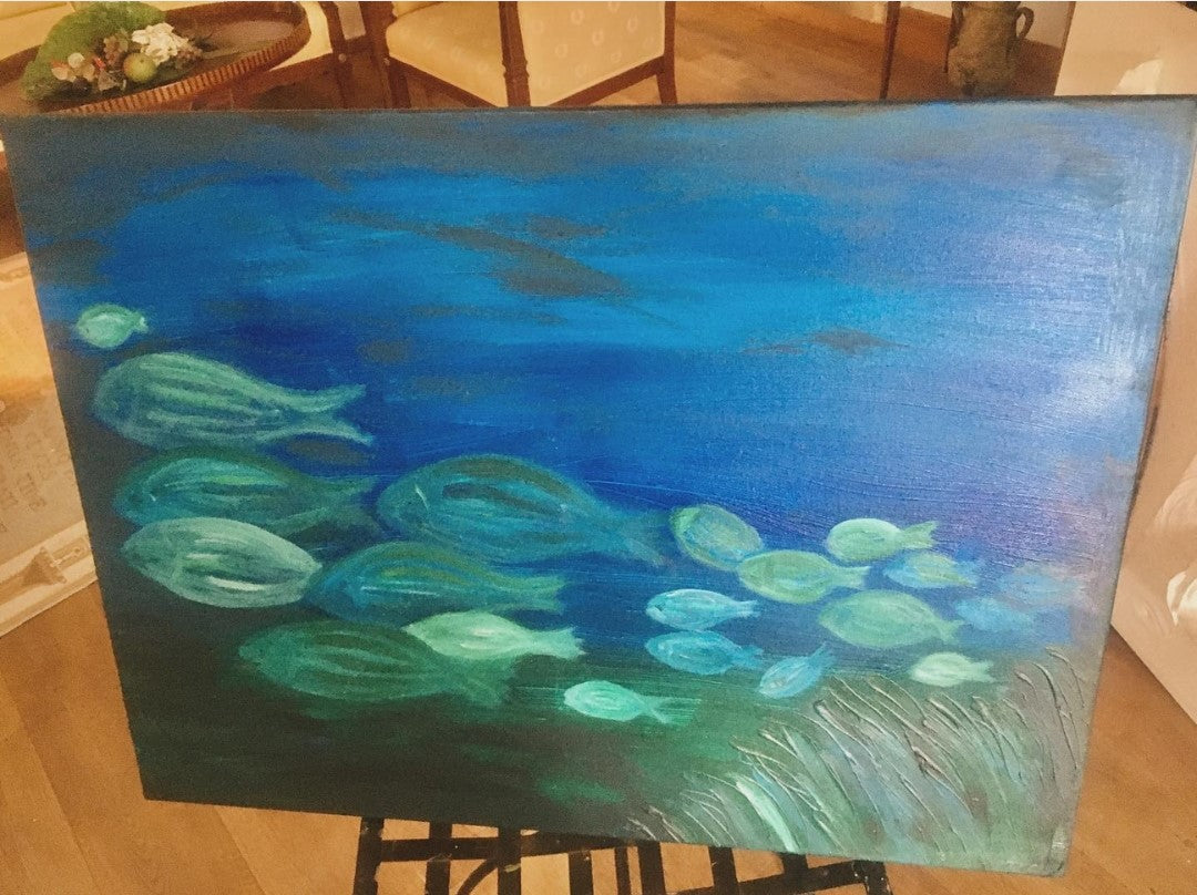 Gemälde "Fischschwarm" von Federica, Acryl auf Leinwand, 80x60 cm. Darstellung eines Fischschwarms in verschiedenen Blautönen auf dunklem Hintergrund.