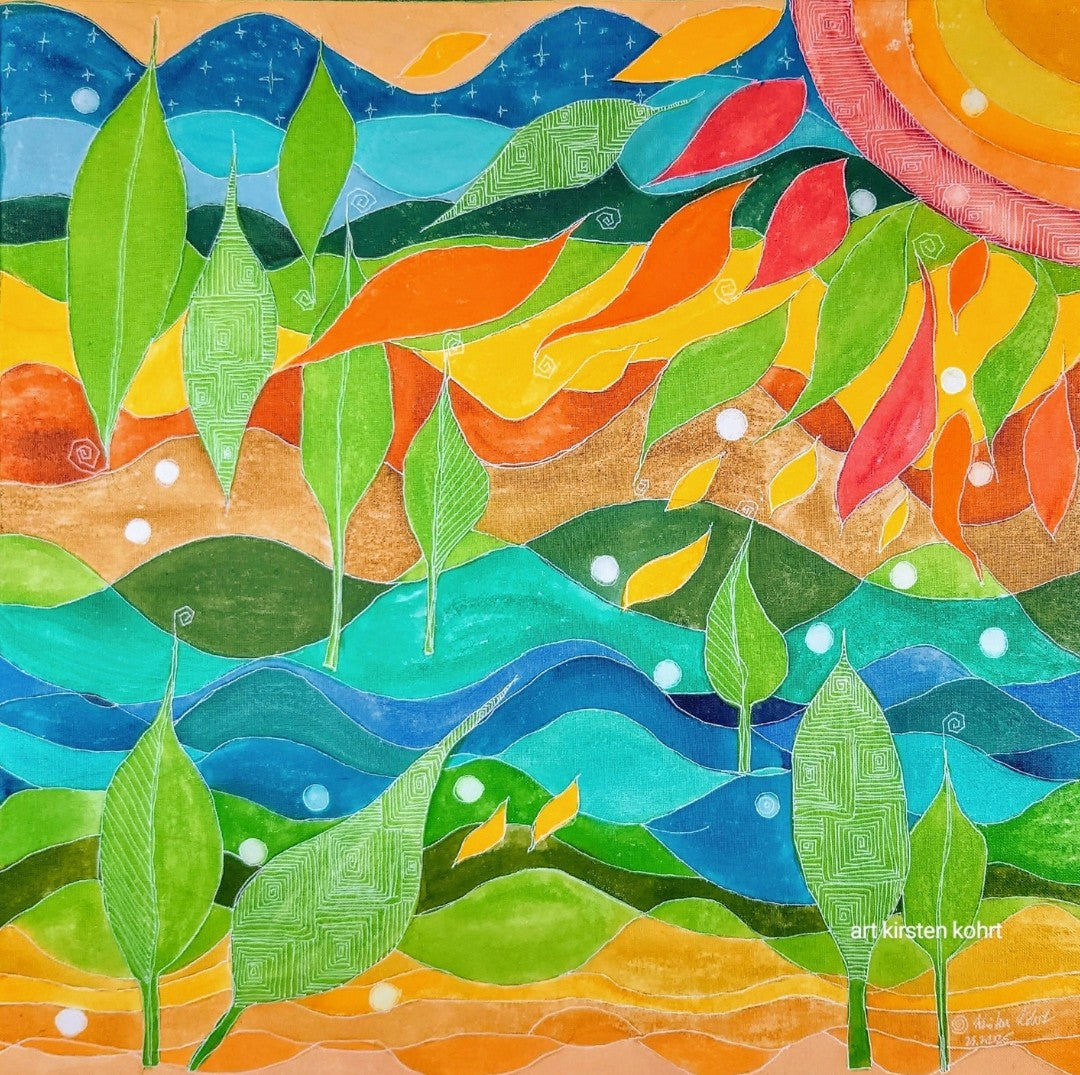 Ein abstraktes Aquarell- und Tuschegemälde von Kirsten Kort mit dem Titel 'Harmonie der Elemente'. Es zeigt eine lebendige Landschaft mit stilisierten grünen Blättern und Bäumen, die sich über gewellte Hügel und Wassermotive in verschiedenen Blau-, Grün-, Orange- und Gelbtönen erstrecken. Ein abstraktes orange-rotes Sonnensymbol ist oben rechts platziert. Das Werk hat eine Größe von 60x60 cm.