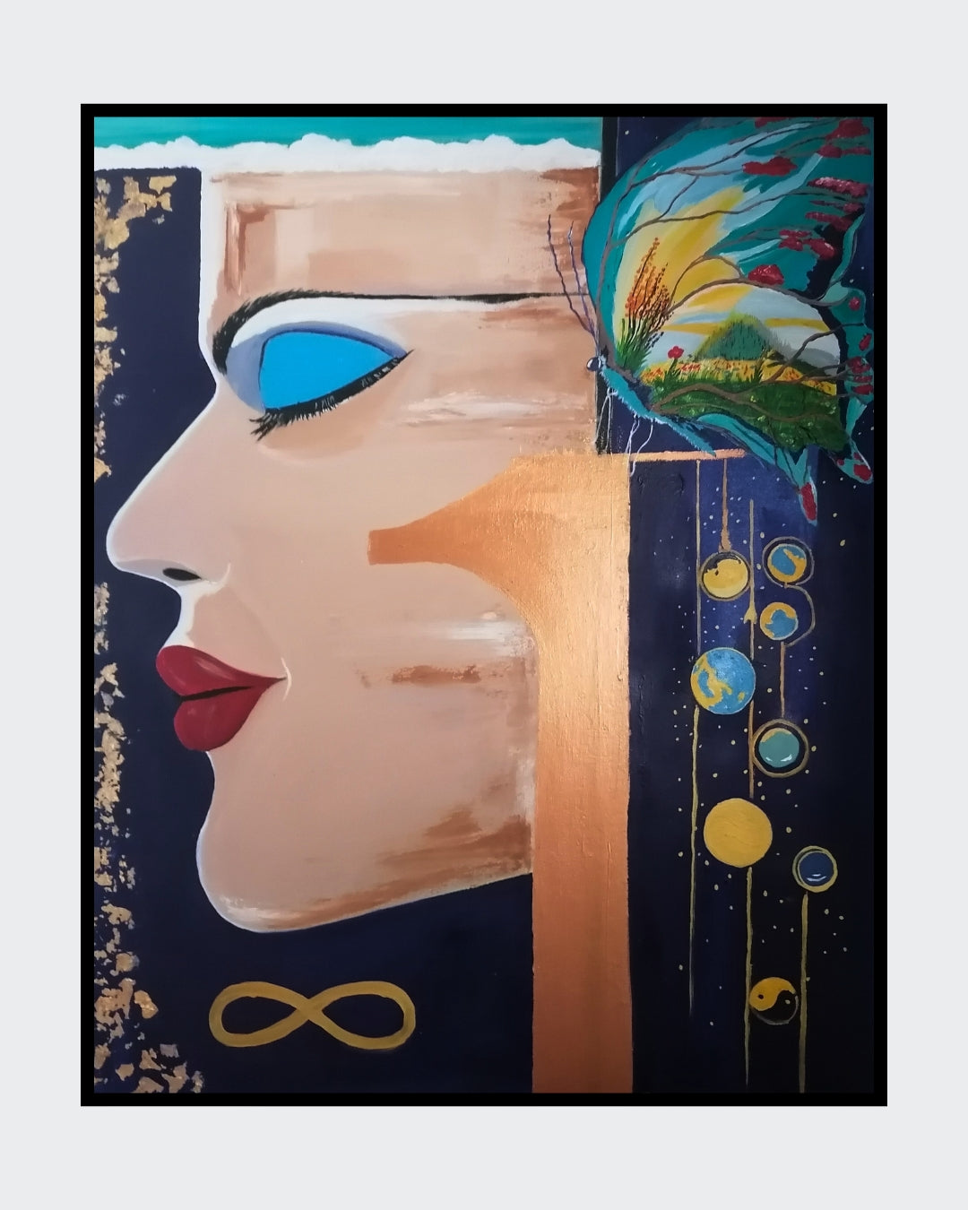 Das Gemälde zeigt das Profil eines weiblichen Gesichts mit roten Lippen und einem leuchtend blauen Auge. Aus dem Kopf wächst ein farbenprächtiger Schmetterling, dessen Flügel eine Landschaft mit Sonne und Bergen zeigen – als Symbol für die Entfaltung der Gedanken.
Rechts schweben Planeten und Sterne an goldenen Linien, während unten ein goldenes Unendlichkeitszeichen die Grenzenlosigkeit darstellt. Die Farben, besonders Blau und Gold, symbolisieren Freiheit, Weite und kosmische Verbundenheit.