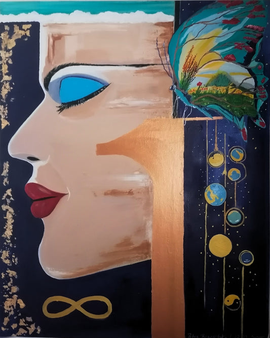 Das Gemälde zeigt das Profil eines weiblichen Gesichts mit roten Lippen und einem leuchtend blauen Auge. Aus dem Kopf wächst ein farbenprächtiger Schmetterling, dessen Flügel eine Landschaft mit Sonne und Bergen zeigen – als Symbol für die Entfaltung der Gedanken.
Rechts schweben Planeten und Sterne an goldenen Linien, während unten ein goldenes Unendlichkeitszeichen die Grenzenlosigkeit darstellt. Die Farben, besonders Blau und Gold, symbolisieren Freiheit, Weite und kosmische Verbundenheit.