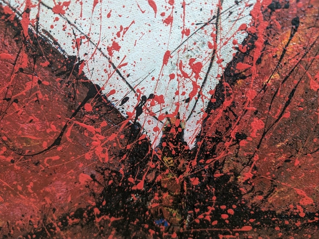 Acrylgemälde 'Im Fokus - Der Schmetterling' von Smillya Dartsch. Ein abstrakt dargestellter Schmetterling mit großen, roten Flügeln dominiert das Bild. Die Flügel sind mit dunklen und hellen Spritzern versehen, die eine dynamische Textur erzeugen. Der Hintergrund ist in einem hellen, silbrigen Ton gehalten. Das Gemälde thematisiert die Bedrohung von Schmetterlingen durch Umweltzerstörung und Klimawandel. Es ist mit einem Glanzfirnis versiegelt und wird mit zwei Keilrahmenaufhängern geliefert. Maße: 80x80 cm