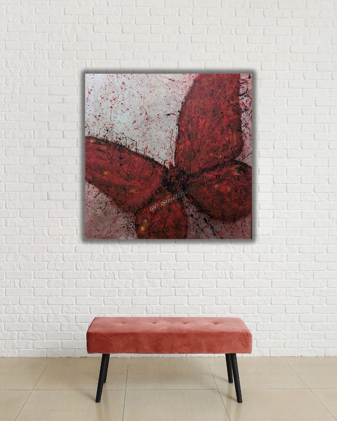 Acrylgemälde 'Im Fokus - Der Schmetterling' von Smillya Dartsch. Ein abstrakt dargestellter Schmetterling mit großen, roten Flügeln dominiert das Bild. Die Flügel sind mit dunklen und hellen Spritzern versehen, die eine dynamische Textur erzeugen. Der Hintergrund ist in einem hellen, silbrigen Ton gehalten. Das Gemälde thematisiert die Bedrohung von Schmetterlingen durch Umweltzerstörung und Klimawandel. Es ist mit einem Glanzfirnis versiegelt und wird mit zwei Keilrahmenaufhängern geliefert. Maße: 80x80 cm