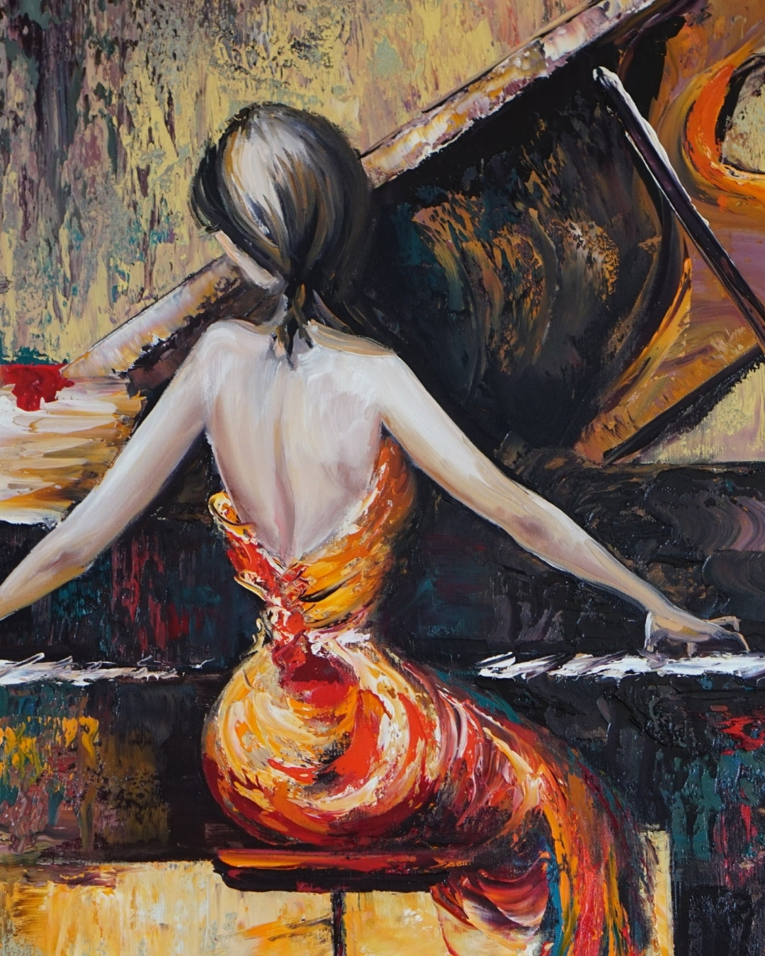 Detailaufnahme von diesem Bild: Ölgemälde von Vadim Lazarev, 100 × 70 cm. Eine elegante Pianistin sitzt mit dem Rücken zum Betrachter vor einem Flügel. Ihr feurig rotes Kleid fließt dynamisch über den Boden. Die Szene ist in warmen Gold-, Braun- und Rottönen gehalten, mit expressiven Pinselstrichen, die Bewegung und Leidenschaft vermitteln.