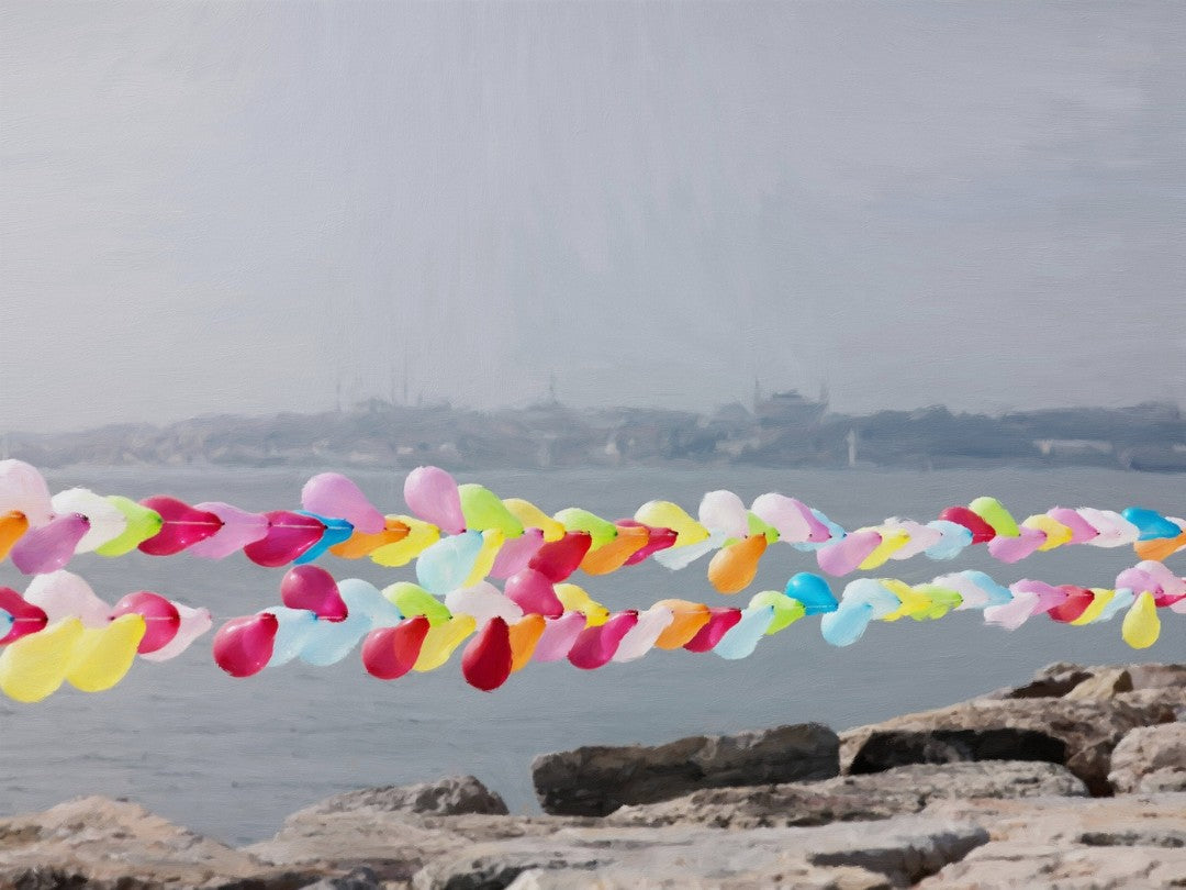 Das fotorealistische Digitalgemälde "Hagia Sofia mit Vordergrund" von nostrokesbitte zeigt die Istanbuler Skyline mit der Hagia Sofia im Hintergrund. Im Vordergrund spannen sich bunte Luftballonketten über das graue Meer. Das Werk ist auf Leinwand gedruckt und in limitierter Auflage bei FEMARTSPACE erhältlich.