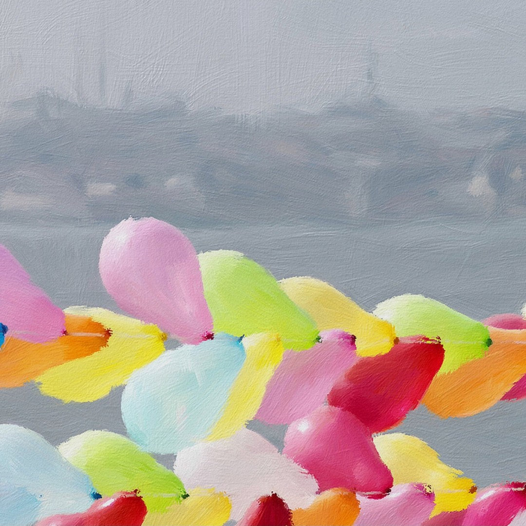Das fotorealistische Digitalgemälde "Hagia Sofia mit Vordergrund" von nostrokesbitte zeigt die Istanbuler Skyline mit der Hagia Sofia im Hintergrund. Im Vordergrund spannen sich bunte Luftballonketten über das graue Meer. Das Werk ist auf Leinwand gedruckt und in limitierter Auflage bei FEMARTSPACE erhältlich.