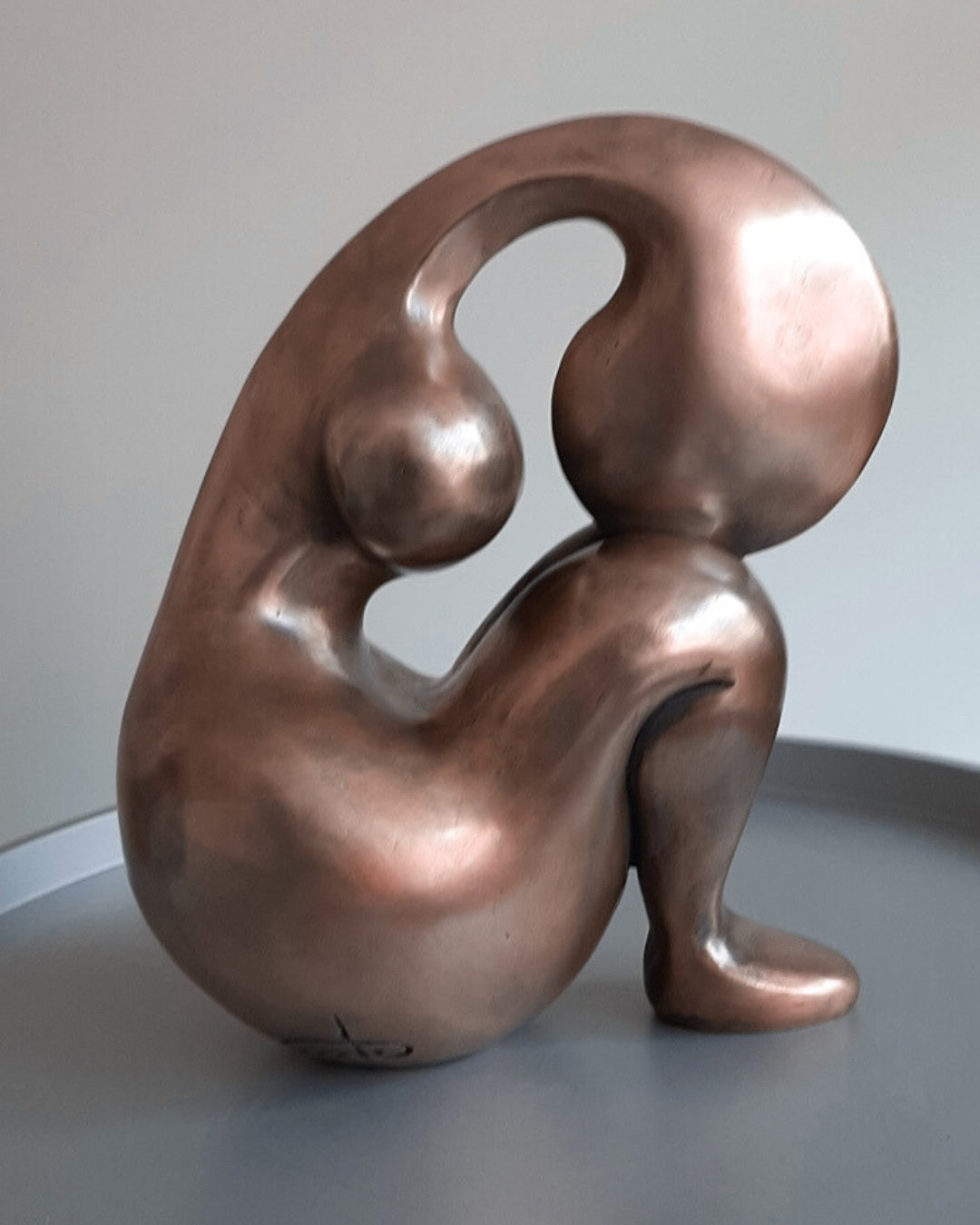 Bronze patinierte Skulptur 'Nora' von Amos Plaut. Abstrakte, organische Form mit sanften Rundungen. Höhe 24 cm.