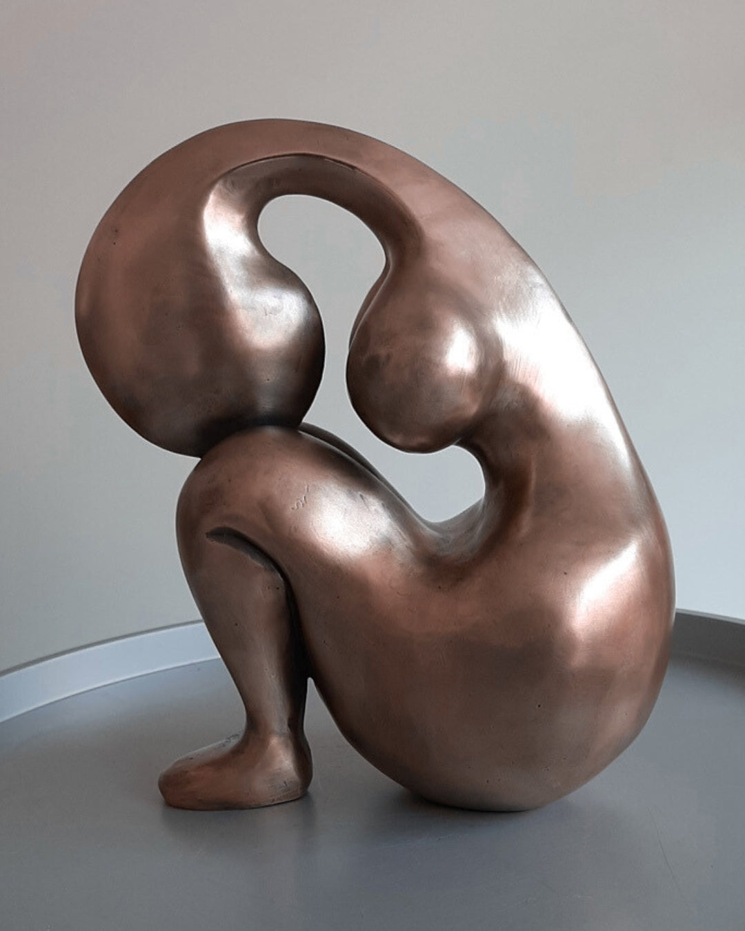 Bronze patinierte Skulptur 'Nora' von Amos Plaut. Abstrakte, organische Form mit sanften Rundungen. Höhe 24 cm.