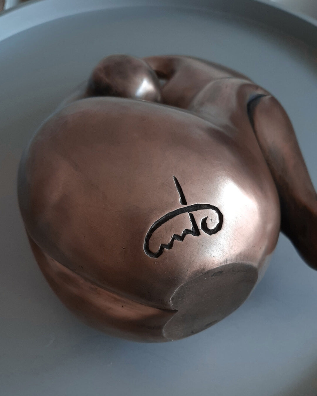 Bronze patinierte Skulptur 'Nora' von Amos Plaut. Abstrakte, organische Form mit sanften Rundungen. Höhe 24 cm.