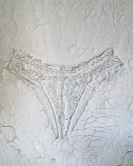 Gemälde "Fragment der Intimität" von Federica, Textil auf Leinwand mit Acryl, 80x60 cm. Eingebettetes Textil, das an einen Slip erinnert, mit Perlen auf gerissener Leinwand in Grautönen.