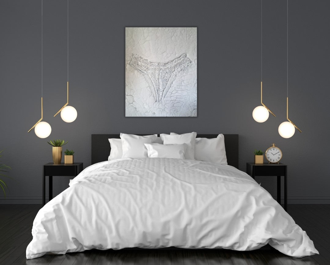 Gemälde "Fragment der Intimität" von Federica, Textil auf Leinwand mit Acryl, 80x60 cm. Eingebettetes Textil, das an einen Slip erinnert, mit Perlen auf gerissener Leinwand in Grautönen.