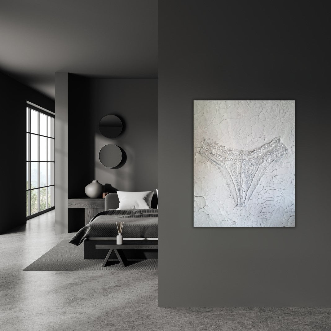 Gemälde "Fragment der Intimität" von Federica, Textil auf Leinwand mit Acryl, 80x60 cm. Eingebettetes Textil, das an einen Slip erinnert, mit Perlen auf gerissener Leinwand in Grautönen.