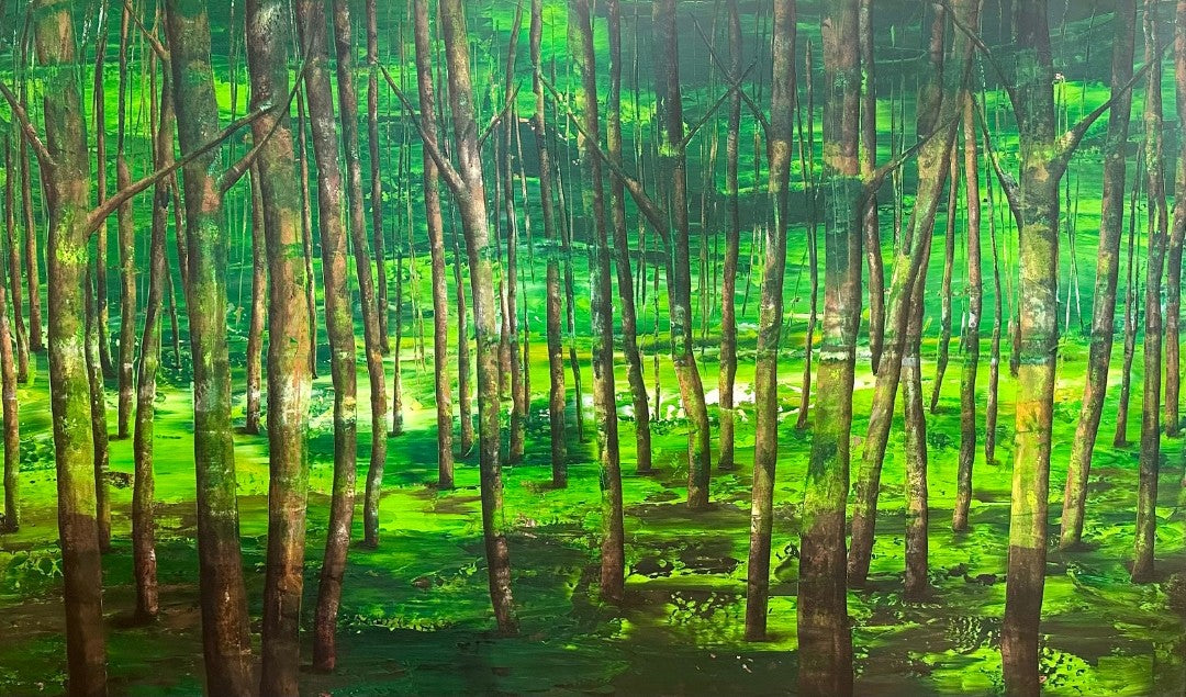 Großformatiges Acrylbild Green Forest. Dichte Baumstämme in tiefen Grüntönen ohne Blätter. Intensive, lebensbejahende Waldstimmung. Künstlerin: Sabine Hoch-Himmighofen