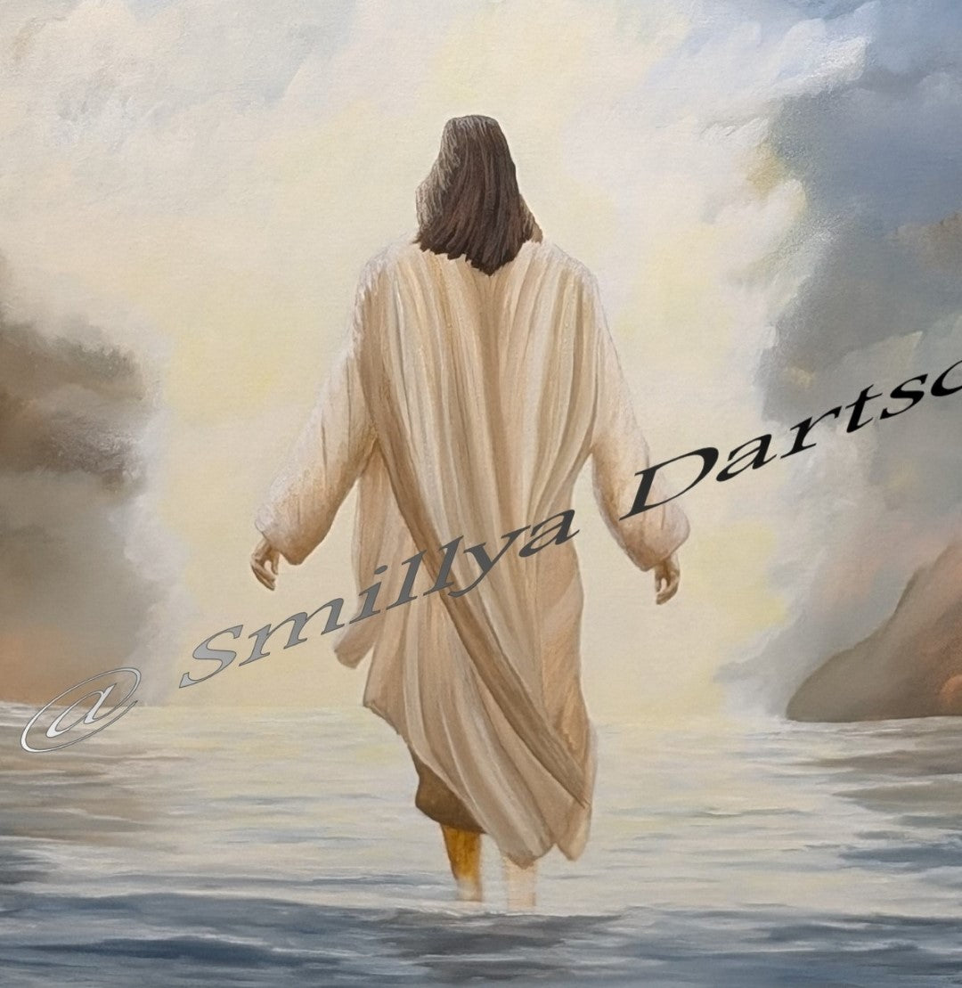 Acrylgemälde 'Jesus Portrait' von Smillya Dartsch. Eine Darstellung von Jesus, der auf dem Wasser geht, inspiriert von biblischen Erzählungen. Jesus ist von hinten zu sehen, in einem weißen Gewand, während er auf einem ruhigen Gewässer in Richtung eines hellen Lichts zwischen dunklen, dramatischen Wolken geht. Das Gemälde ist mit einem Glanzfirnis versiegelt und wird mit zwei Keilrahmenaufhängern geliefert. Maße: 100x130 cm.
