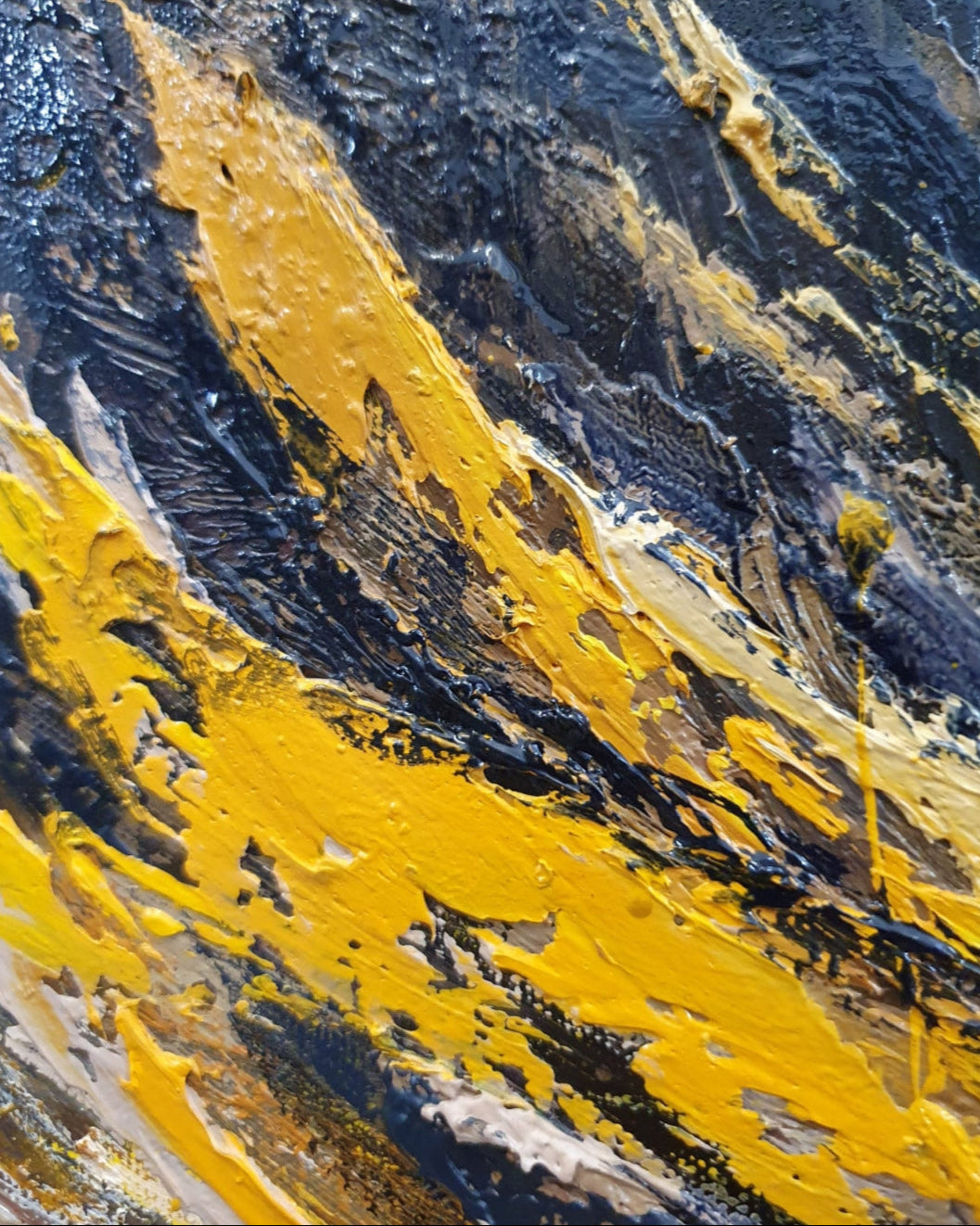 Ölgemälde von Vadim Lazarev, 100 × 80 cm. Ein weibliches Gesicht mit geschlossenen Augen, umgeben von kräftigen Gelb- und Schwarztönen. Dynamische Pinselstriche und Farbverläufe verleihen dem Bild eine expressive, fast surreale Tiefe. Goldene Akzente und tropfende Farbe verstärken die emotionale Wirkung. (Detail - Ausschnittansicht)