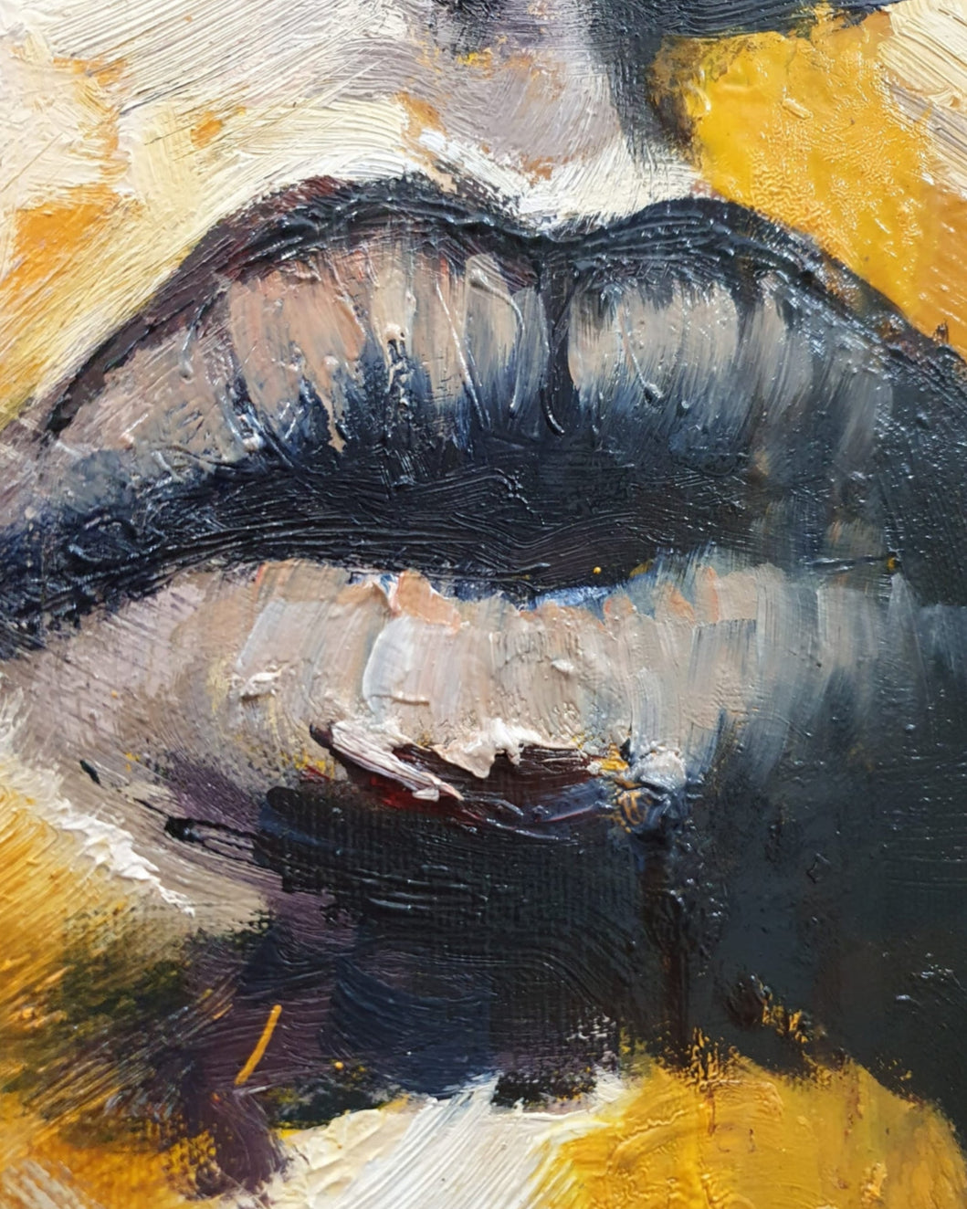 Ölgemälde von Vadim Lazarev, 100 × 80 cm. Ein weibliches Gesicht mit geschlossenen Augen, umgeben von kräftigen Gelb- und Schwarztönen. Dynamische Pinselstriche und Farbverläufe verleihen dem Bild eine expressive, fast surreale Tiefe. Goldene Akzente und tropfende Farbe verstärken die emotionale Wirkung. (Detail - Ausschnittansicht)