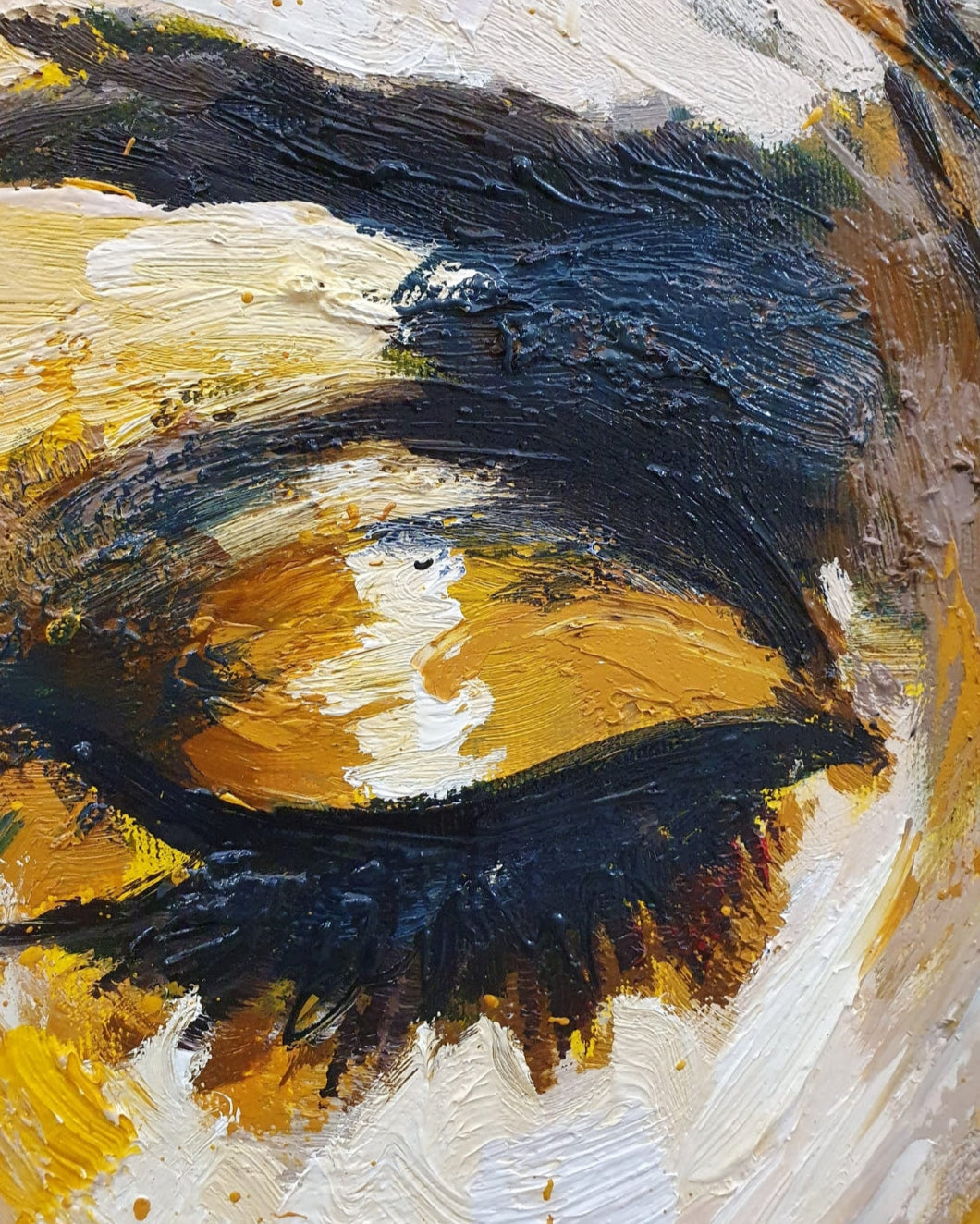 Ölgemälde von Vadim Lazarev, 100 × 80 cm. Ein weibliches Gesicht mit geschlossenen Augen, umgeben von kräftigen Gelb- und Schwarztönen. Dynamische Pinselstriche und Farbverläufe verleihen dem Bild eine expressive, fast surreale Tiefe. Goldene Akzente und tropfende Farbe verstärken die emotionale Wirkung. (Detail - Ausschnittansicht)