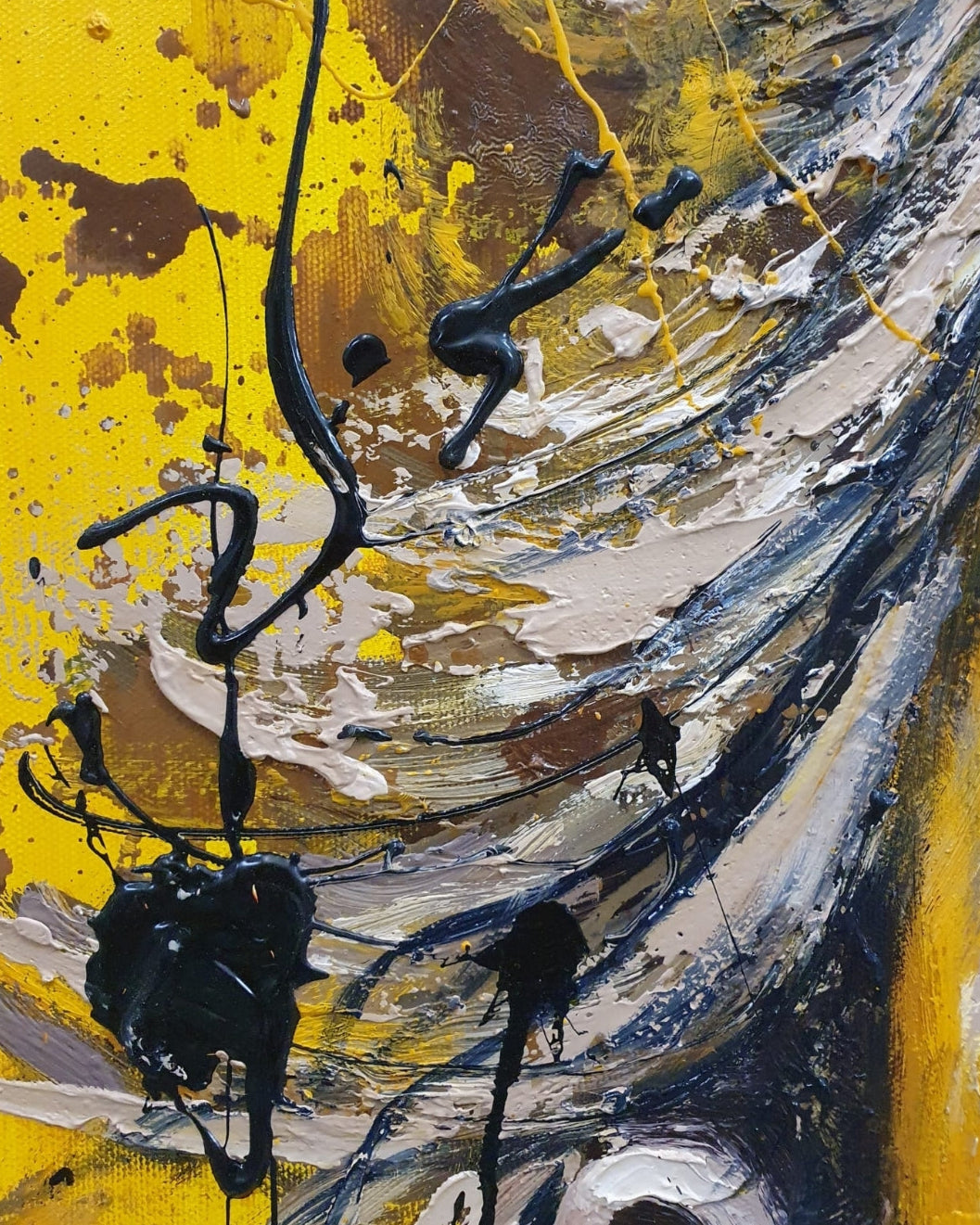 Ölgemälde von Vadim Lazarev, 100 × 80 cm. Ein weibliches Gesicht mit geschlossenen Augen, umgeben von kräftigen Gelb- und Schwarztönen. Dynamische Pinselstriche und Farbverläufe verleihen dem Bild eine expressive, fast surreale Tiefe. Goldene Akzente und tropfende Farbe verstärken die emotionale Wirkung. (Detail - Ausschnittansicht)