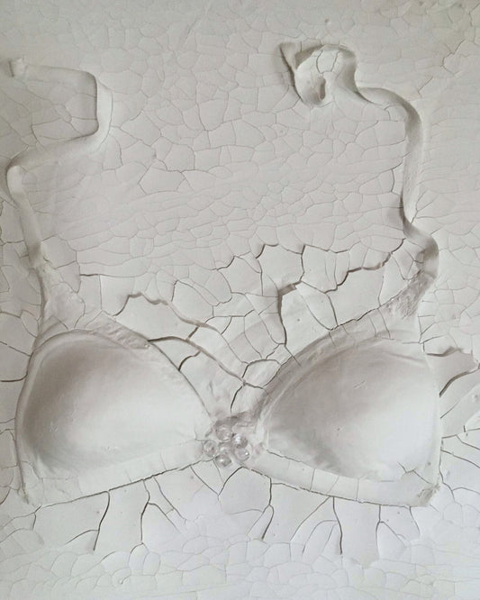 Gemälde "Verhüllte Wahrheit" von Federica, Textil auf Leinwand mit Acryl, 80x60 cm. Dreidimensionales Textilobjekt in Form eines Büstenhalters auf gerissener Leinwand in Weiß- und Grautönen.