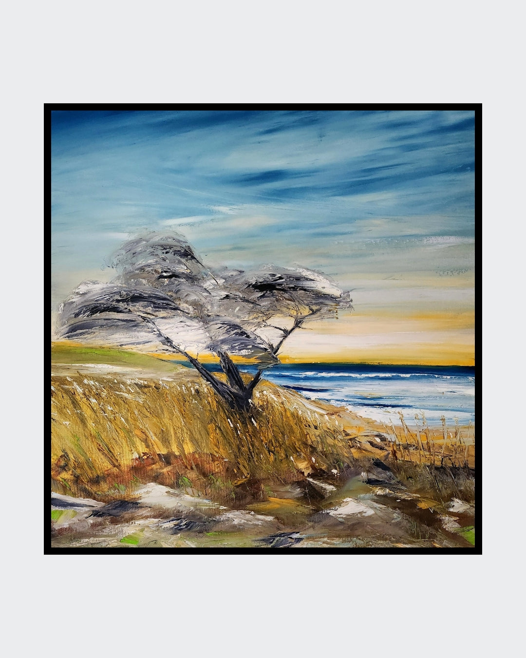 Ölgemälde „Am Darß“ von Petra Ernegil, 80 x 80 cm. Windgeformter Baum auf einer Düne, hohe Gräser, Blick aufs Meer. Himmel in Blau- und Gelbtönen, kraftvolle Textur und dynamische Pinselstriche.